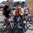 Javier Pascual encabezó la marcha cicloturista que cada año organiza el municipio de Valverde de la Virgen. MARCIANO