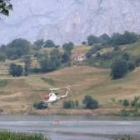 El helicóptero con base en Sahechores toma agua en Posada para apagar el incendio en Picos de Europa