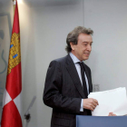 José Antonio de Santiago Juárez negó problemas para financiar los colegios de la Comunidad.