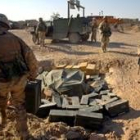 Los marines destapan la munición encontrada en un control rutinario en la ciudad iraquí de Faluya