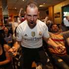 Los aficionados del Real Madrid se mostraron eufóricos tras conquistar la undécima y celebrarlo en Santo Domingo. La afición atlética, abajo izquierda, también disfrutó. JESÚS/S.C.A.