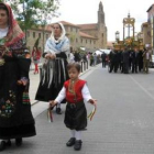 Un momento de la procesión con la Cruz Dorada.