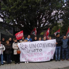 Miembros de la plantilla desplegaron una pancarta de protesta en el Parador de Villafranca.