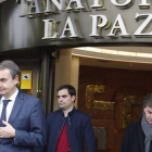 El expresidente del Gobierno, José Luis Rodríguez Zapatero (i), a su salida del Tanatorio de La Paz, en Alcobendas, donde está instalada la capilla ardiente de José Antonio Alonso, exministro del Interior y de Defensa.