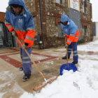 Dos operarios del servicio de limpieza limpian de nieve las calles, en una imagen de archivo. RAMIRO