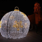 Este año, una bola de Navidad luminosa y gigante ha tomado la plaza de la Encina. Puede verse la Basílica al fondo.