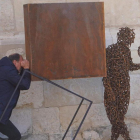 Presentación ayer, en la fachada de la Diputación, de la escultura de Amancio González. J. NOTARIO