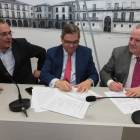 Agustín Rajoy, Javier Ajenjo y Ángel Villa, en la firma.
