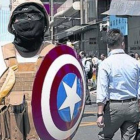 Un manifestante en Hong Kong, con un escudo de Capitán América.