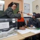 Trinidad Rocío desposita el voto de una electora en la mesa que presidió en El Palo