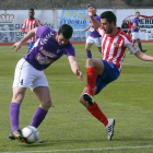 Fran, a la izquierda, remata a puerta a pesar de la oposición de un jugador rojiblanco. ANA F. BARREDO