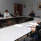 Rita Prada con miembros de la nueva ejecutiva del PSOE de Ponferrada ayer en la sede.
