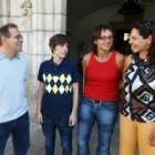 Fernando de la Torre con Elena Alonso, Julia Arroyo y Rosa Guibelalde a la entrada del Ayuntamiento