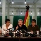 El prefecto de Santa Cruz, Mario Cossio, junto a los gobernadores de Santa Cruz, Beni y Tarija