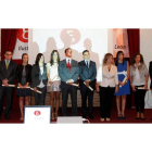 Los nuevos colegiados posan con la decana de los economistas de la provincia.
