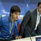 El entrenador del Sevilla, Manolo Jiménez, derecha, y el jugador Perotti confían en pasar.