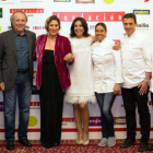 Isabel Gemio acompañada de Joan Manel Serrat, Estrella Morente y el equipo de chefs