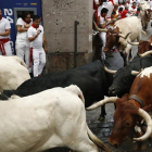 Los toros de la ganadería de Fuente Ymbro, que participa en los sanfermines desde hace trece años, han corrido hoy el cuarto encierro de este año.