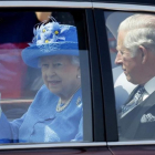 La reina Isabel II se dirige al Parlamento de Londres junto a su hijo el príncipe Carlos.