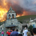 El fuego en Truchillas, ayer antes de la caída de la tarde. DL