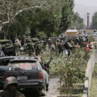 Soldados de la Otan aseguran la zona tras el atentado suicida en Kabul.