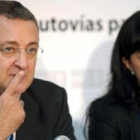 Jesús Caldera y la senadora socialista Carmen Juanes, en la rueda de prensa en Salamanca