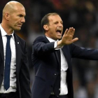 Massimiliano Allegria da instrucciones a sus jugadores ante la mirada de Zinedine Zidane.