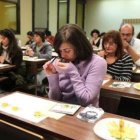 Un momento del taller de cata de aceite.