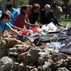 Los homenajes que se llevaron a cabo ayer por parte de la Asociación de Afectados del Vuelo JK5022.  J. J. GUILLÉN / A. G. MEDINA / J. C. HIDALGO