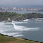 Vista desde el mirador, con Gijón al fondo. Y sobre estas líneas, el Mirador de La Providencia, un rincón de arte y paisaje es un remanso para la contemplación; y el monumento «Nunca Más» próximo a los acantilados.