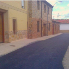 Calle recién pavimentada de una de las localidades de Villaobispo de Otero.