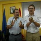 El alcalde y su predecesor, José Luis Prada, muy risueños hace 8 meses