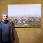 El artista José María Marbán, junto a una de las obras que expone en Gordoncillo. DL
