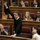 Íñigo Errejón promete su cargo como diputado en el Congreso, flanqueado por Pablo Iglesias y Carolina Bescansa.