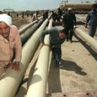 Un grupo de iraquíes trabajando en el pozo petrolífero al-Qurna, a cien hilómetros al sur de Basra