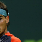 Rafael Nadal se dispone a devolver una bola a Peter Gojowczyk, en semifinales del torneo de Doha.