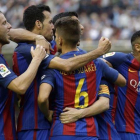 Los jugadores del Barça celebran el 2-3 obra de Messi en Mestalla.