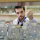 Rubén Álvarez Álvarez en uno de los laboratorios de Biología.