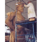 Ángel Muñiz, trabajando en la gran estatua del rey Ordoño II