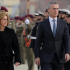 María Dolores de Cospedal recibe al secretario general de la OTAN, Jens, Stoltenberg, este jueves en la base de Torrejón de Ardoz (Madrid).