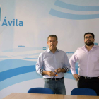Antolín Sanz y Sánchez Cabrera, ayer, antes de la reunión.