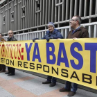 Los trabajadores de Antibióticos desplegaron ayer una pancarta, al presentar sus demandas.