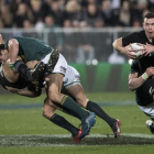 El neozelandés Ryan Crotty trata de avanzar durante el partido contra Sudáfrica