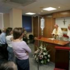 Julián López, en el centro, inauguró la capilla de la Clínica Altollano
