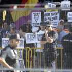 Los concentrados frente a la sede de la Audiencia Nacional, controlados por la policía. EMILIO NARANJO