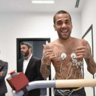Alves pasando la revisión médica con la Juventus.