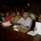 Los representantes de las asociaciones que firmaron los convenios, ayer con el alcalde de Ponferrada