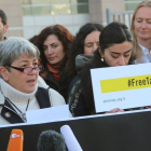 Manifestación de activistas de derechos humanos a favor de la libertad de Kiliç, presidente de AI en Turquía, ante el juzgado de Estambul, el 31 de enero.