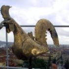 El gallo dorado reluce en lo alto de la torre de San Isidoro