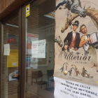 El Ayuntamiento anuncia en la puerta de la sede municipal el espectáculo para familias de mañana. DL